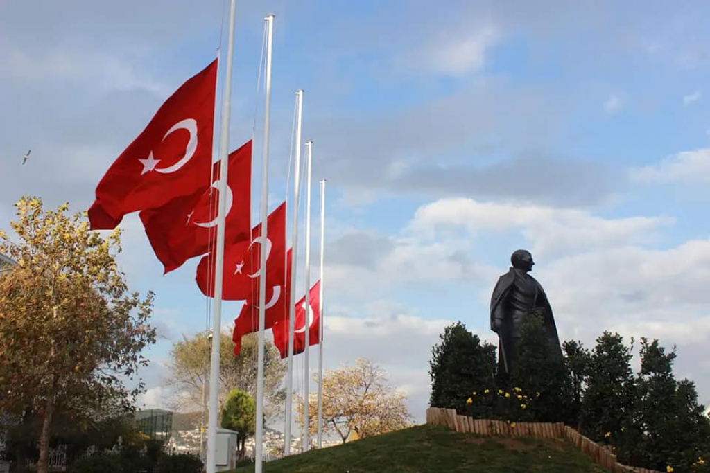 10 Kasım Atatürk”ü anma programı Büyükada Atatürk Meydanı”nda gerçekleşti.