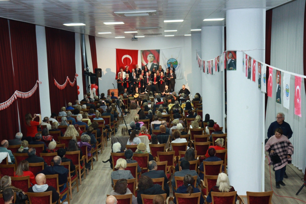 Adalar Belediyesi Türk Halk Müziği Korosu 29 Ekim Cumhuriyet Bayramı için Sahnedeydi