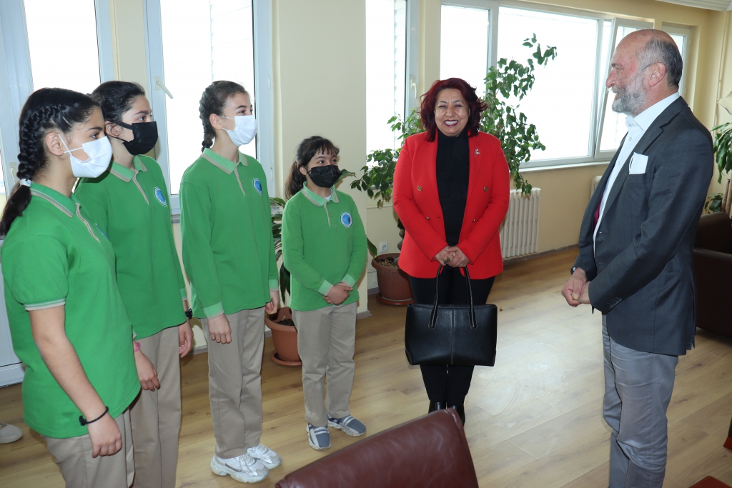 Başkan Gül, koltuğunu çocuklara bıraktı