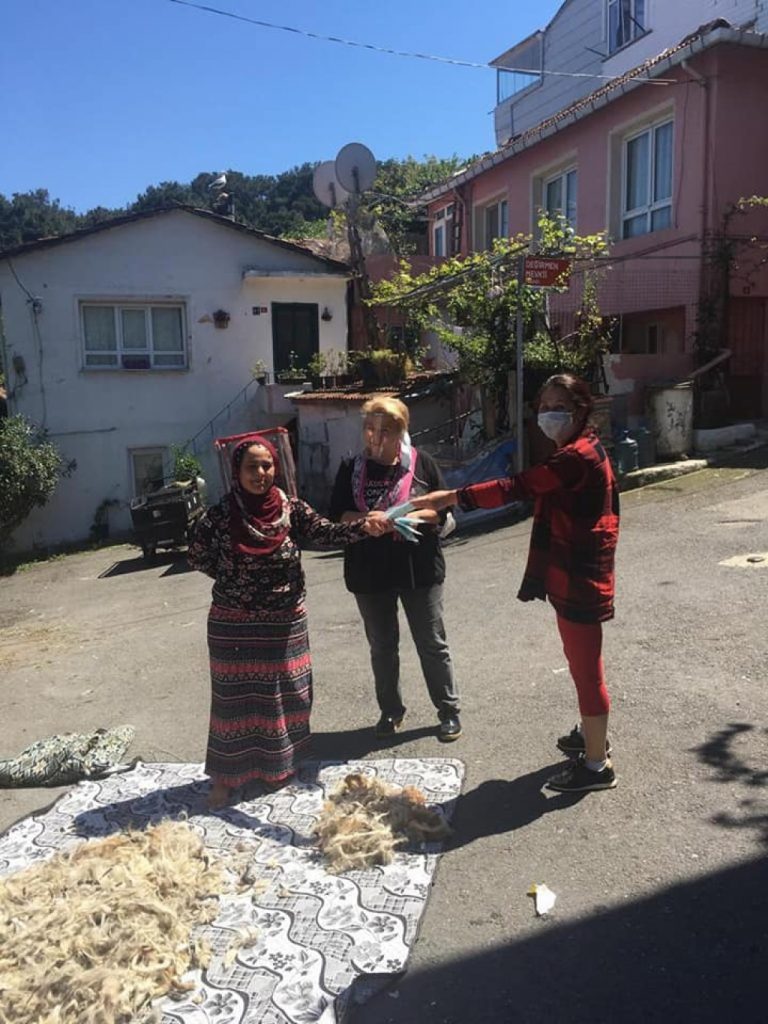 HAFTALAR SONRA GÜNEŞLİ HAVANIN TADINI ÇIKARIP YÜRÜYÜŞ YAPAN 65 YAŞ VE ÜSTÜ VATANDAŞLARIMIZA MECLİS ÜYESİ NESRİN KARANFİL VE GÖNÜLLÜLER TARAFINDAN MASKE DAĞITIMI GERÇEKLEŞTİRİLDİ.