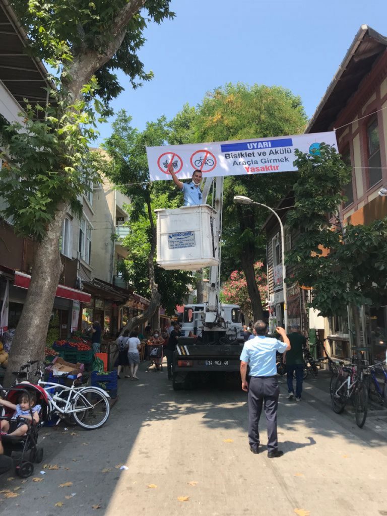 Lütfen Çarşı İçlerine ve Yayalaştırılmış Bölgelere Bisiklet ve Akülü Araçlarla Girmeyin