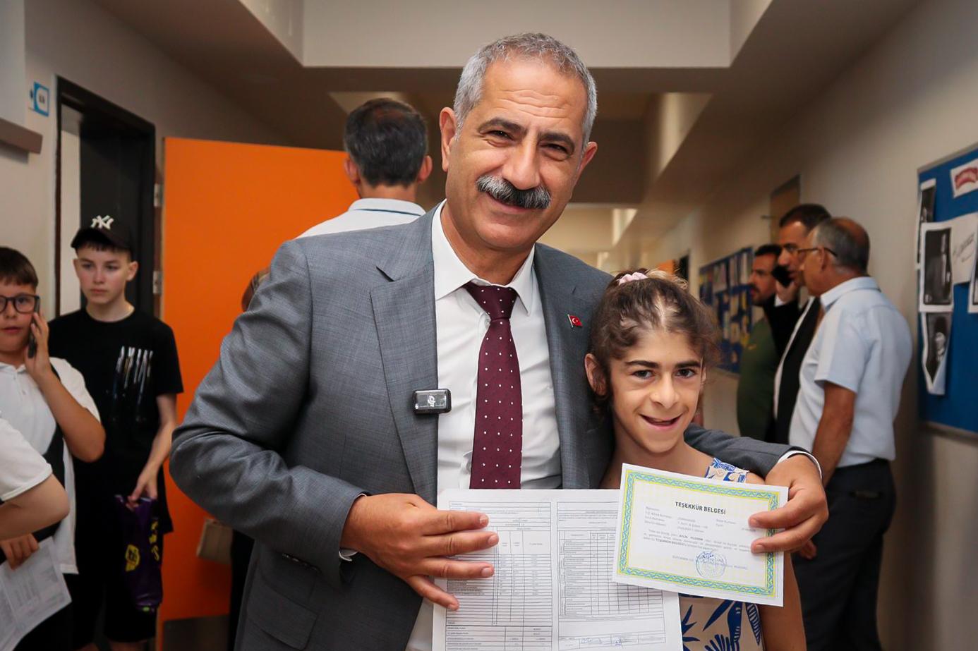 Başkanımız Öğrencilerin Karne Heyecanına Ortak Oldu!
