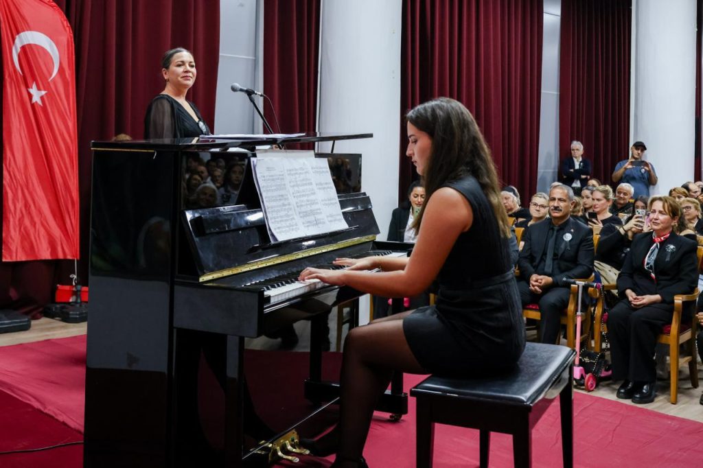 Atamızı, Sevdiği Şarkılarla Andık