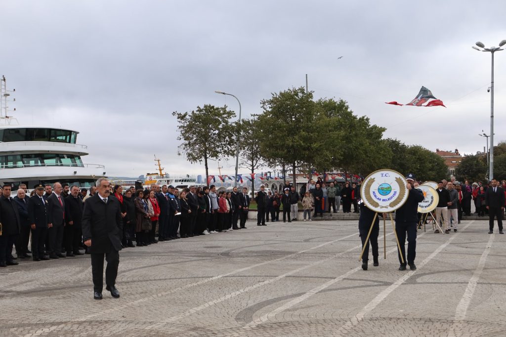 Cumhuriyet Bayramı Resmi Töreni Çelenk Sunmayla Başladı